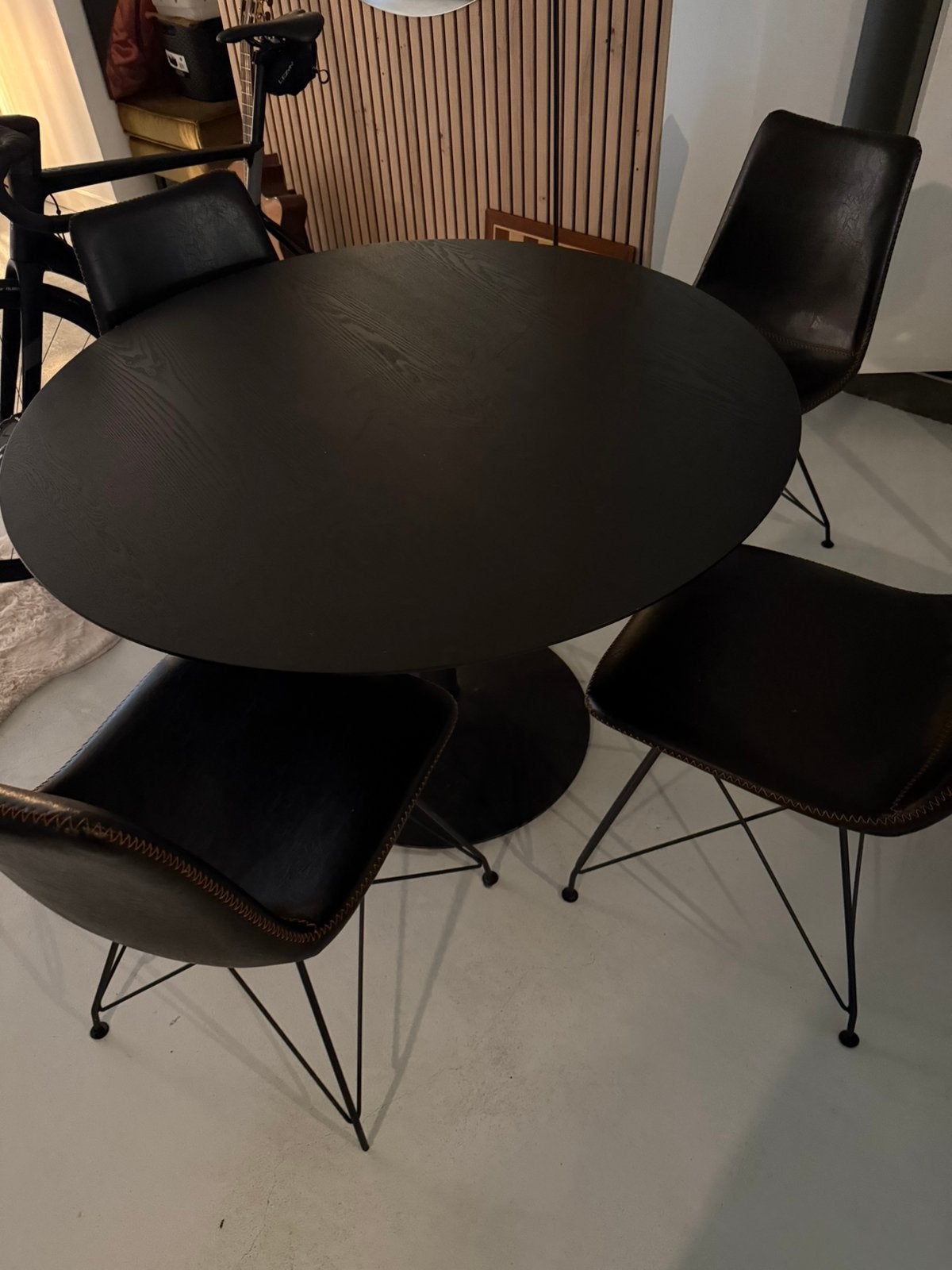Stoere industriële ronde eettafel met 4 designstoelen, Huis en Inrichting, Ophalen, 100 tot 150 cm, Rond, Zo goed als nieuw