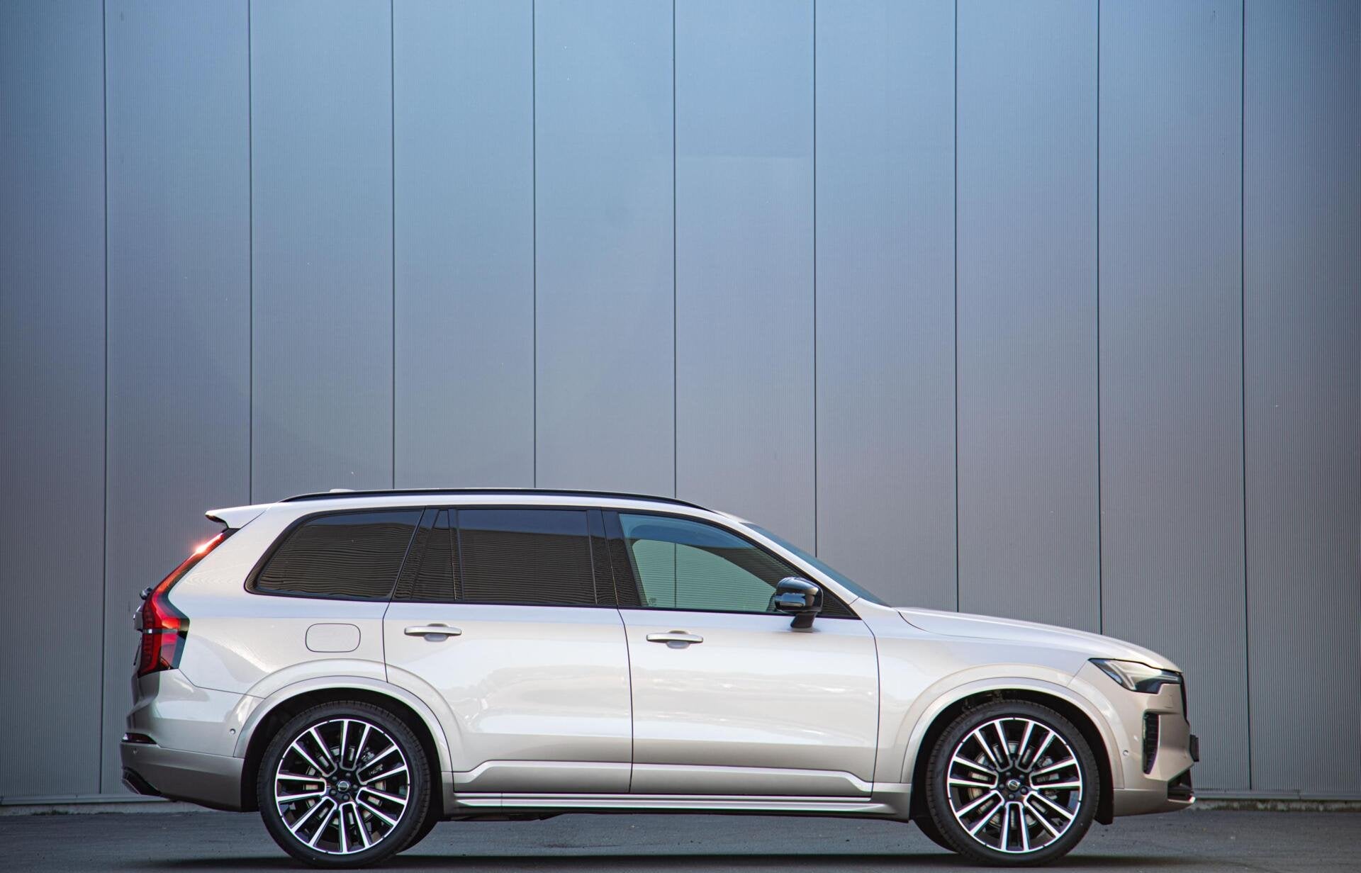 Volvo XC90 2.0 T8 Plug-in hybrid AWD Ultra Dark Full Option, Auto's, Dealer onderhouden, Gebruikt, Zwart, 4 cilinders