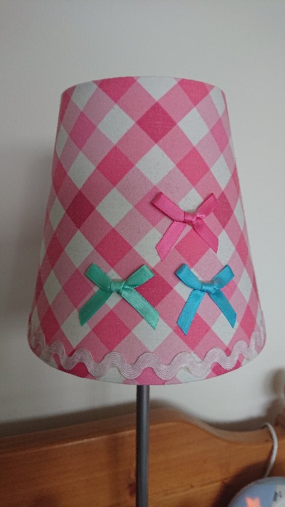 2 lampenkapjes, roze geruiten met strikjes, Kinderen en Baby's, Roze, Ophalen of Verzenden, Nieuw, Lamp