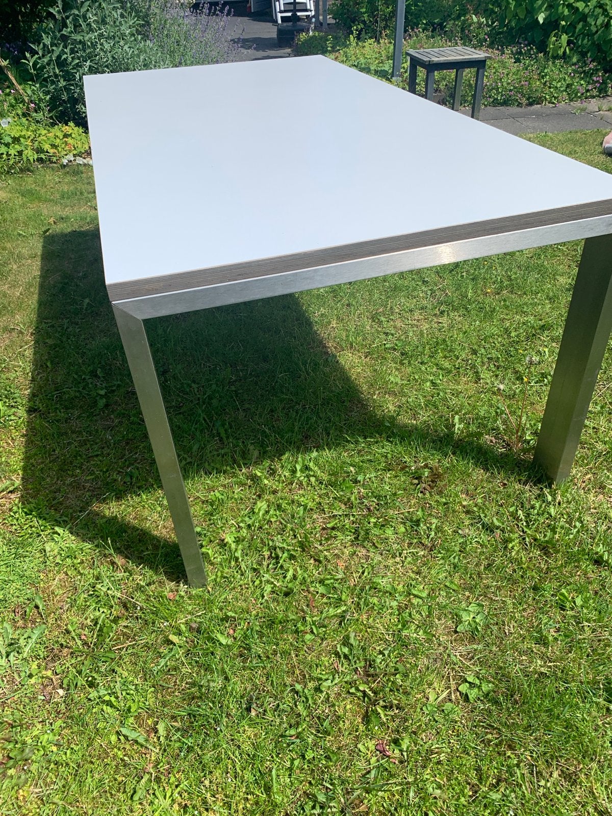 Design eetkamertafel met wit blad en RVS onderstel, Huis en Inrichting, Tafels | Eettafels, Ophalen, Gebruikt, 100 tot 150 cm