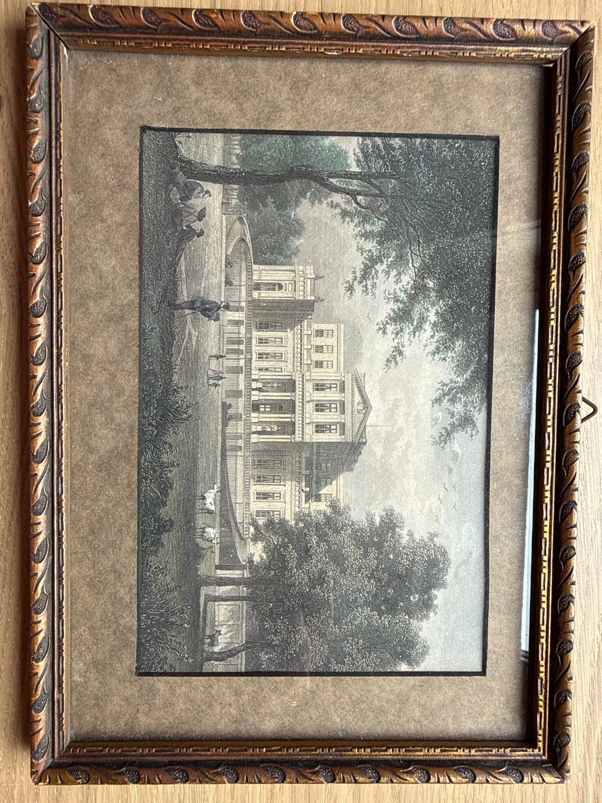 Antieke Gravure: Statig Gebouw met Tuin en Figuren, Antiek en Kunst, Kunst | Etsen en Gravures, Ingelijst, 1800 - 1899, Architectuur