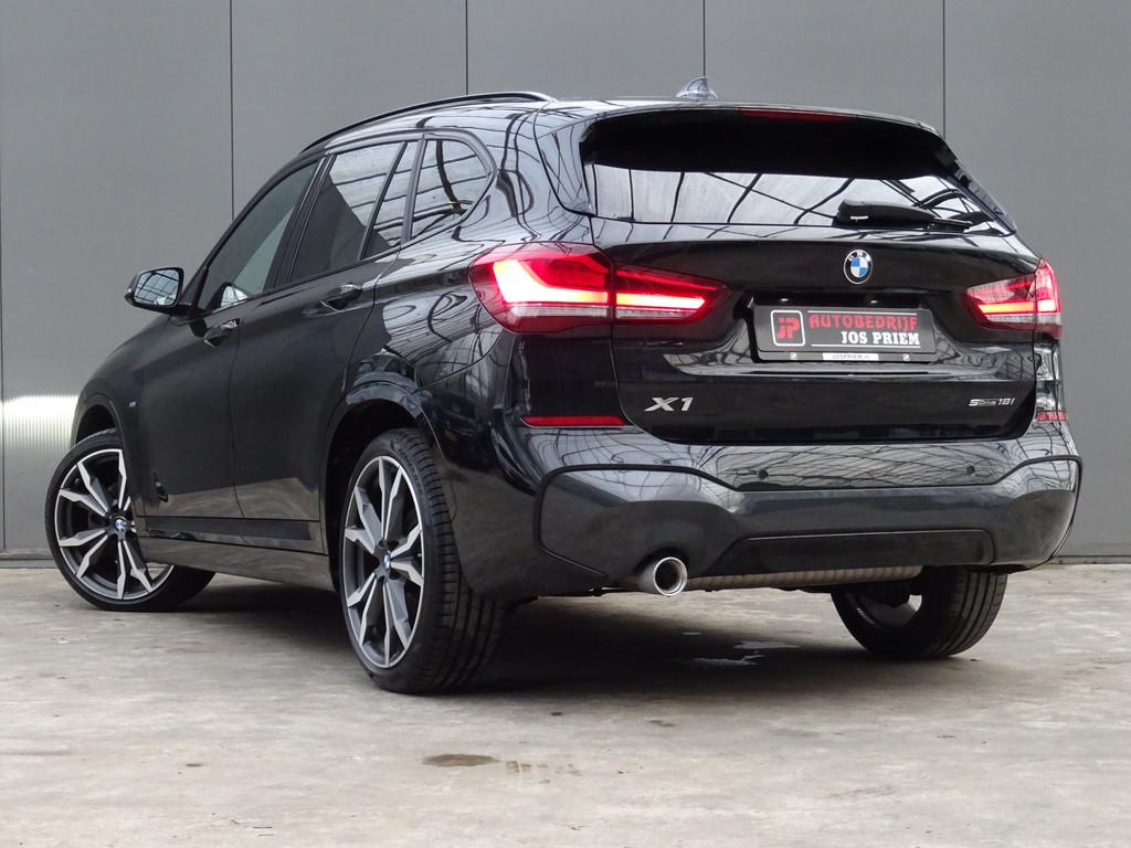 BMW X1 sDrive18i High Executive * M-PAKKET * 20 INCH * HEAD-, 15 km/l, Gebruikt, Leder en Stof, Zwart