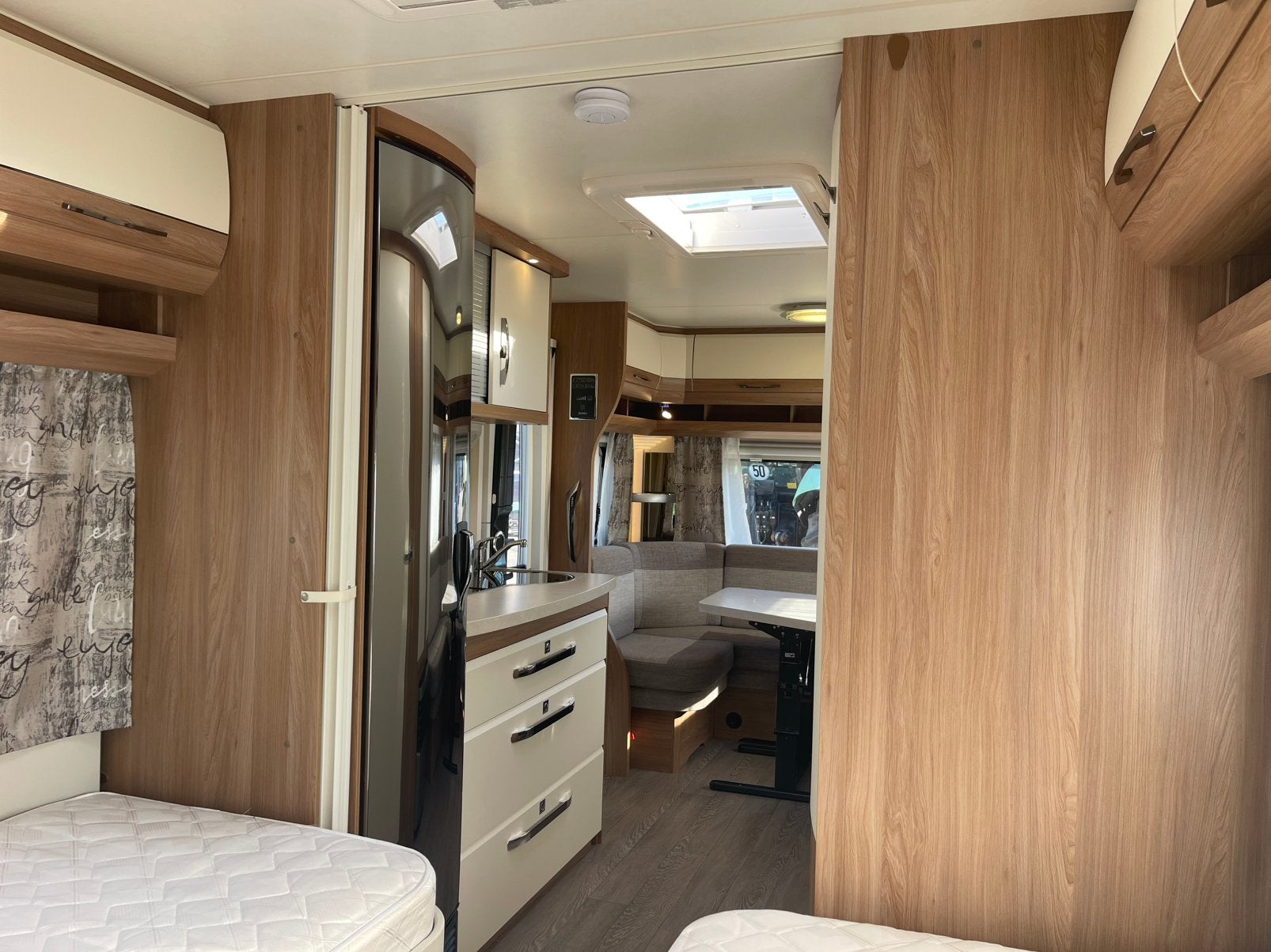 Foto 10 van Hobby 495 UL uit 2019 | 2 bedden | Mover | Luifel | Voortent