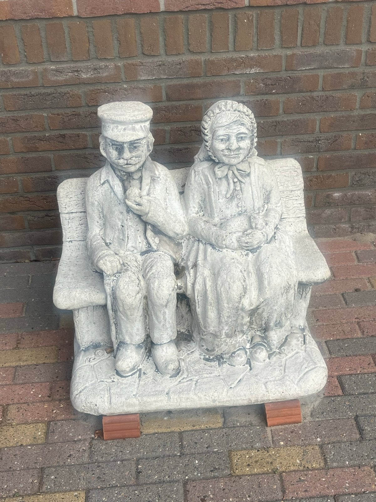 Stenen Beeld Oude Man en Vrouw op Bankje - 60x60 cm, Huis en Inrichting, Ophalen, Gebruikt, Grijs, Steen/keramiek