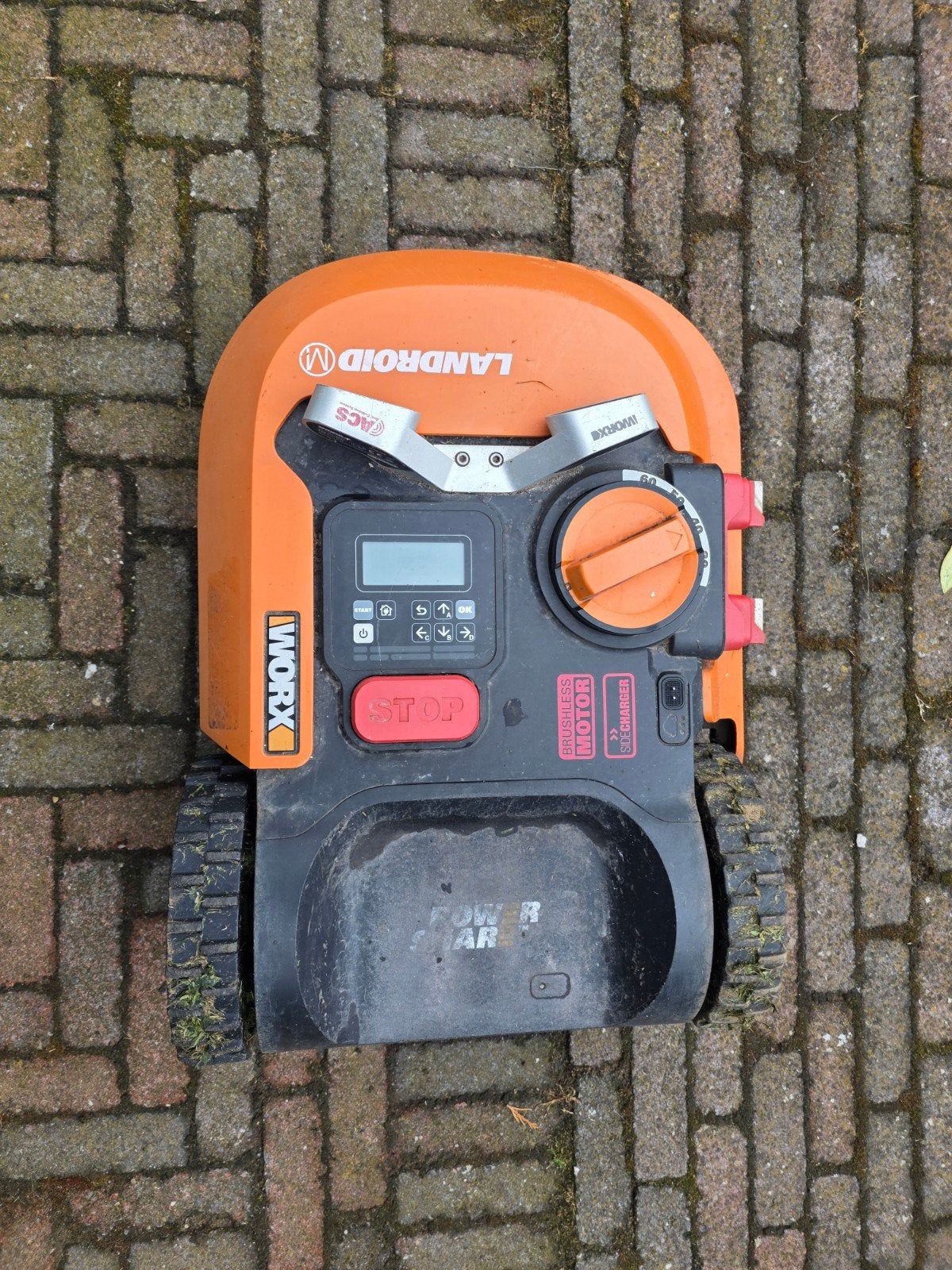 Worx Robotmaaier M700 + afdak, Tuin en Terras, Robotmaaiers, Gebruikt, 20 tot 25 cm, Met regensensor, Bestuurbaar via app, Ophalen