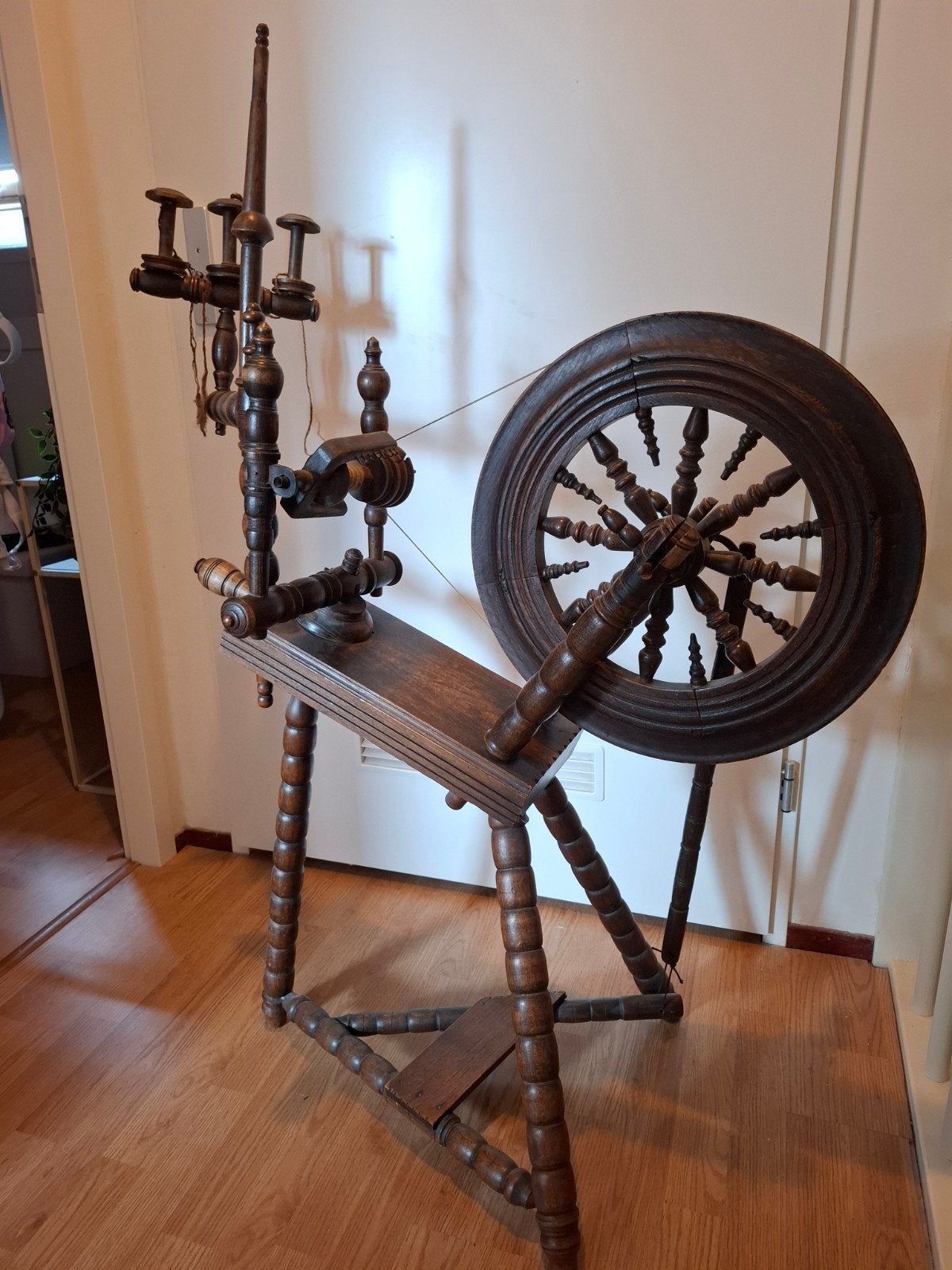 Prachtig antiek spinnewiel - Decoratief en functioneel, Ophalen, Gebruikt, Spinnewiel