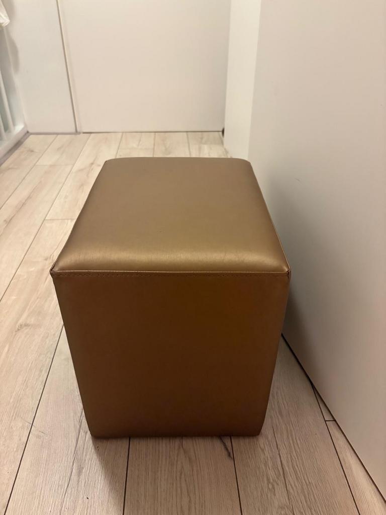 Goudkleurige poef/voetenbank, Gebruikt, Vierkant, Ophalen of Verzenden, Minder dan 50 cm