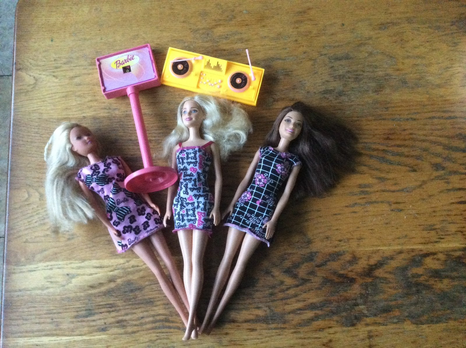 3 barbies met platenspeler en bord, Ophalen of Verzenden, Zo goed als nieuw, Zilver, Overige materialen
