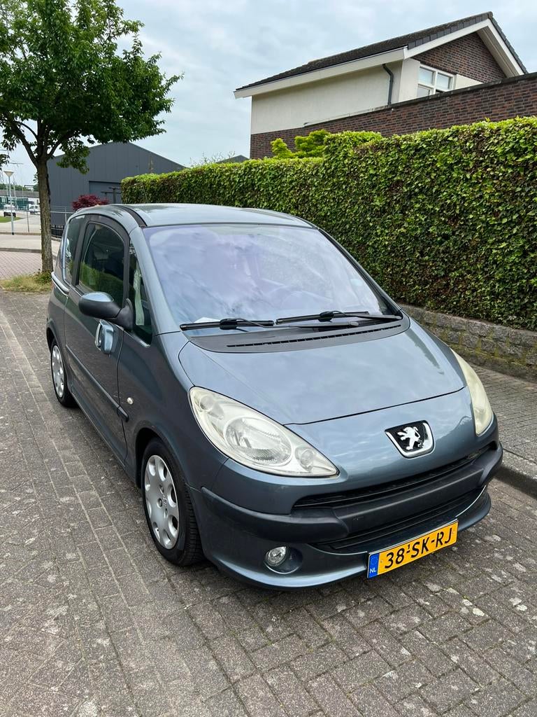 Peugeot 1007 1.4 hoge instap 2006, Auto's, Euro 5, Stof, Zwart, Metallic lak
