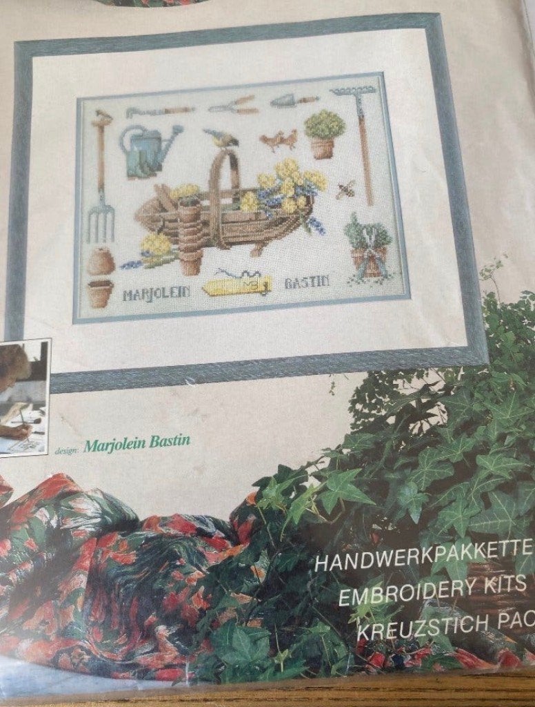 BORDUURPAKKET LANARTE M. BASTIN TUINGEREEDSCHAP COLLAGE, Verzenden, Nieuw, Handborduren, Borduurpakket