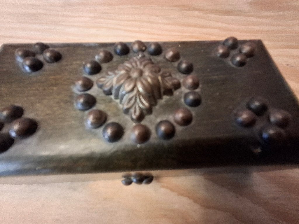 Postzegeldoosje hout met klinknagels versierd, Antiek en Kunst, Verzenden