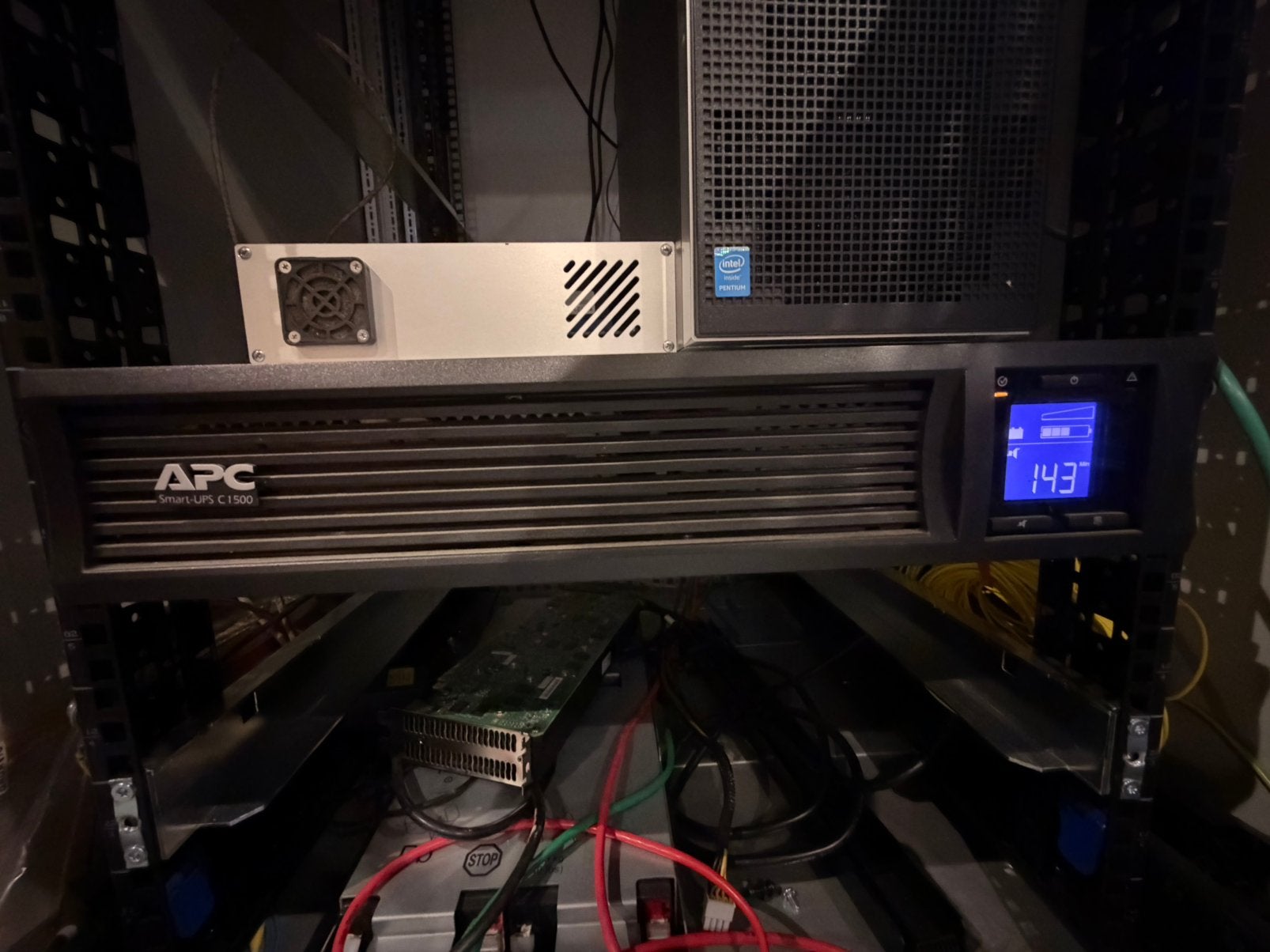 APC smart ups c1500, Computers en Software, Noodvoedingen (UPS), Ophalen, Gebruikt