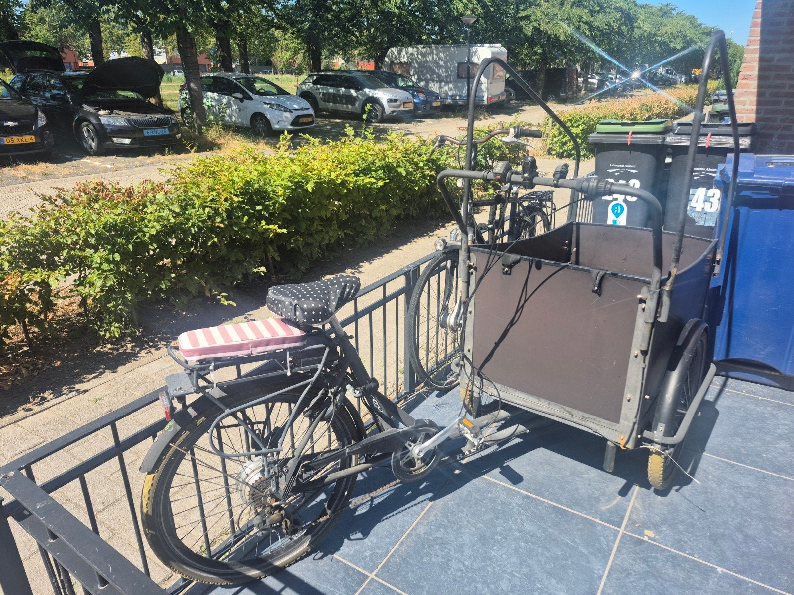 Bakfiets met recente remmen en huif (opknapper), Ophalen