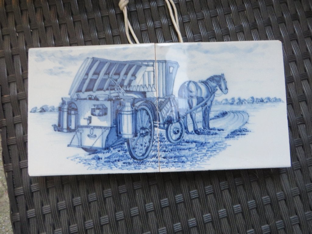Twee tegels Makkum, melk wagen met paard, Friesland, Ophalen of Verzenden