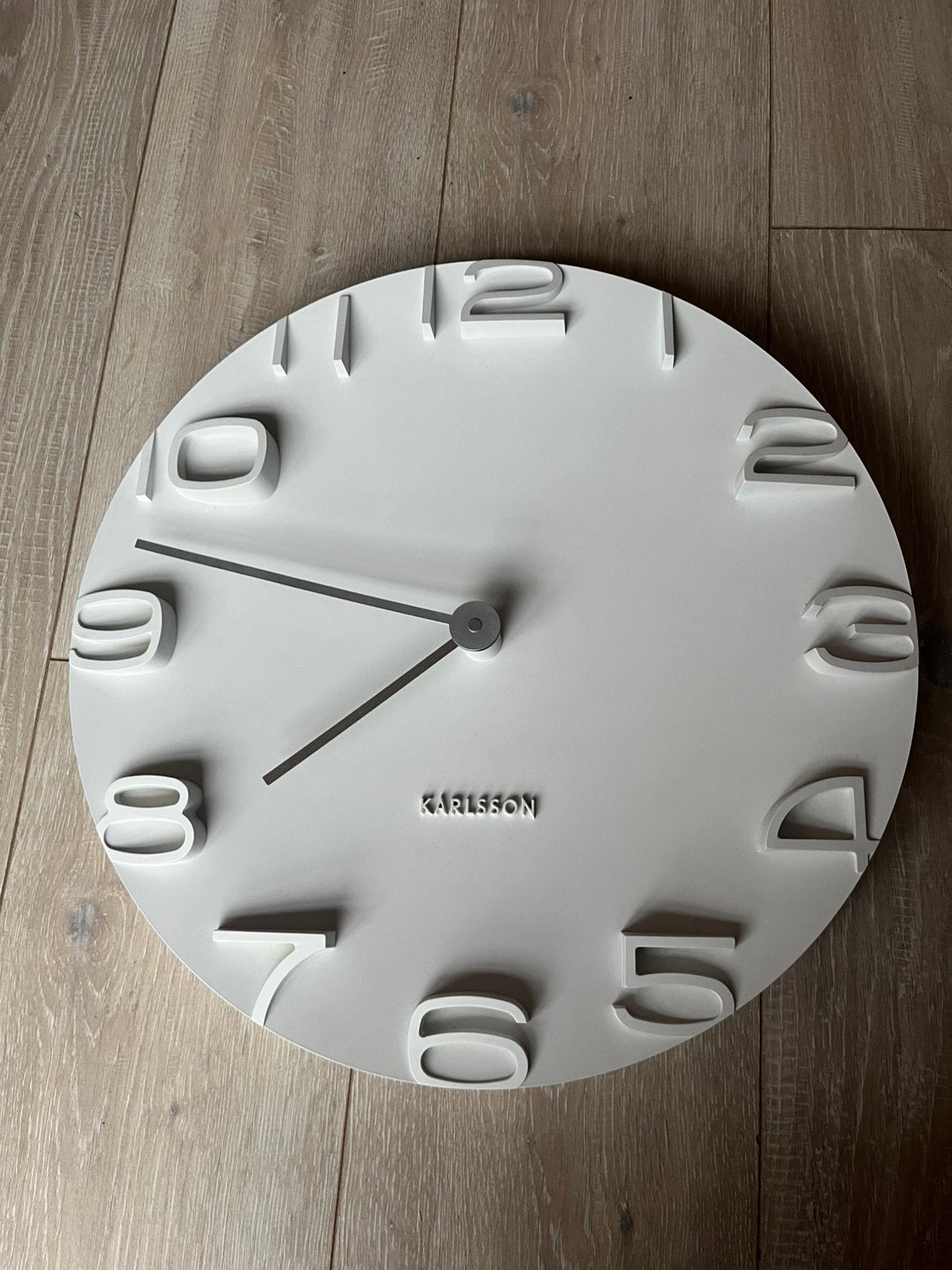 Karlsson klok wit 42 cm, Huis en Inrichting, Ophalen, Gebruikt, Wandklok