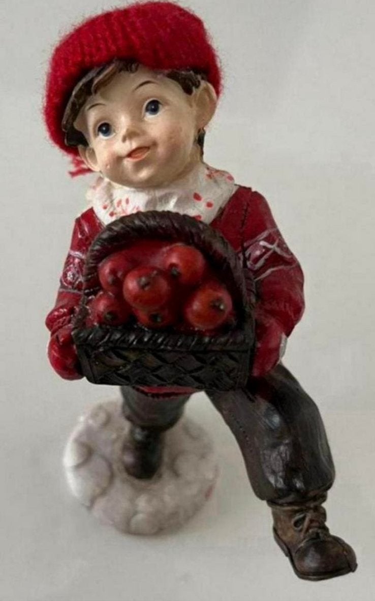 Prachtig vintage beeldje jongen met mand vol rode appels., Ophalen of Verzenden, Zo goed als nieuw