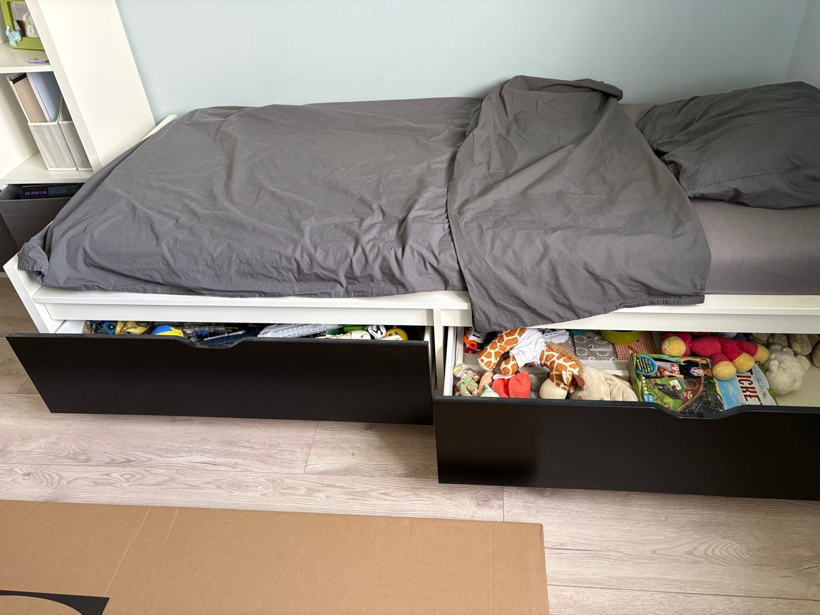 IKEA bed met zwarte lades - Eenpersoons, Ophalen, Gebruikt, 90 cm, Eenpersoons