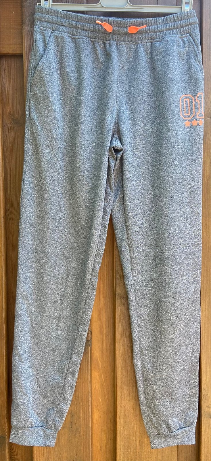 Joggingsbroek grijs gemeleerd / neon oranje. Maat 146/152, Ophalen of Verzenden, Zo goed als nieuw, Jongen of Meisje, Trui of Vest