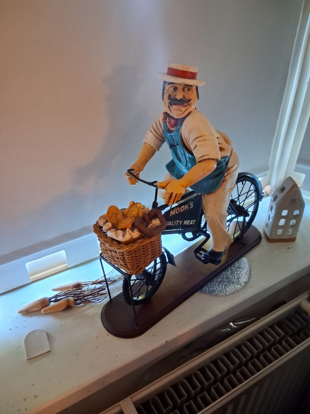 Vintage decoratie: Bakker op fiets met brood, Ophalen of Verzenden