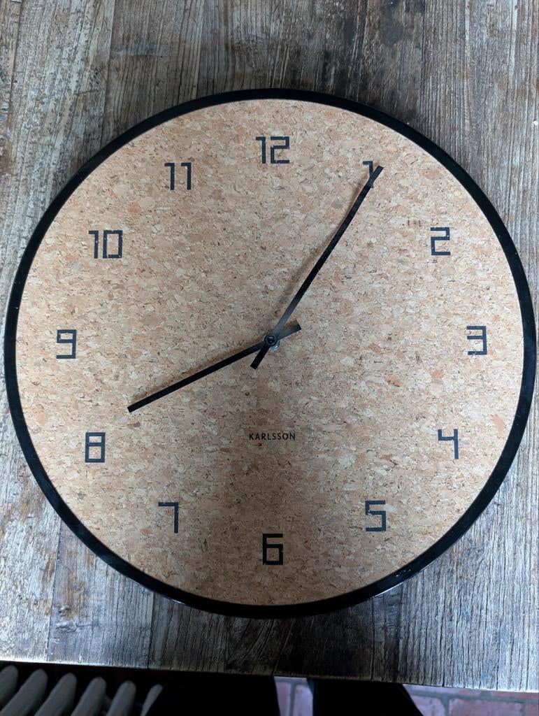 Karlsson wandklok van kurk - diameter 40 cm, Huis en Inrichting, Woonaccessoires | Klokken, Ophalen, Zo goed als nieuw, Analoog