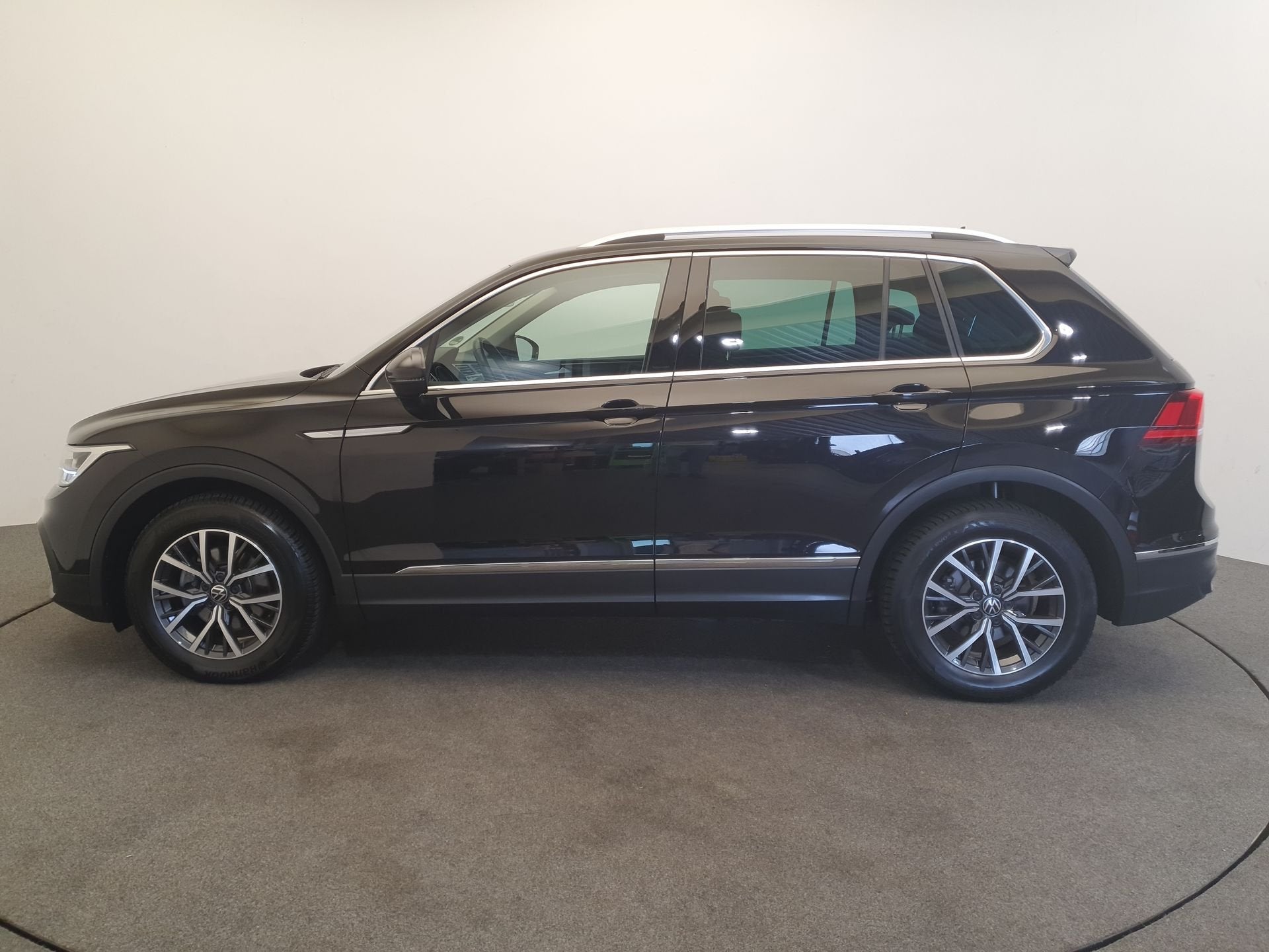Volkswagen Tiguan 1.5 TSI 150pk DSG/AUT Life Business Wegkla, Auto's, Stof, 4 cilinders, Zwart, Automatische klimaatregeling