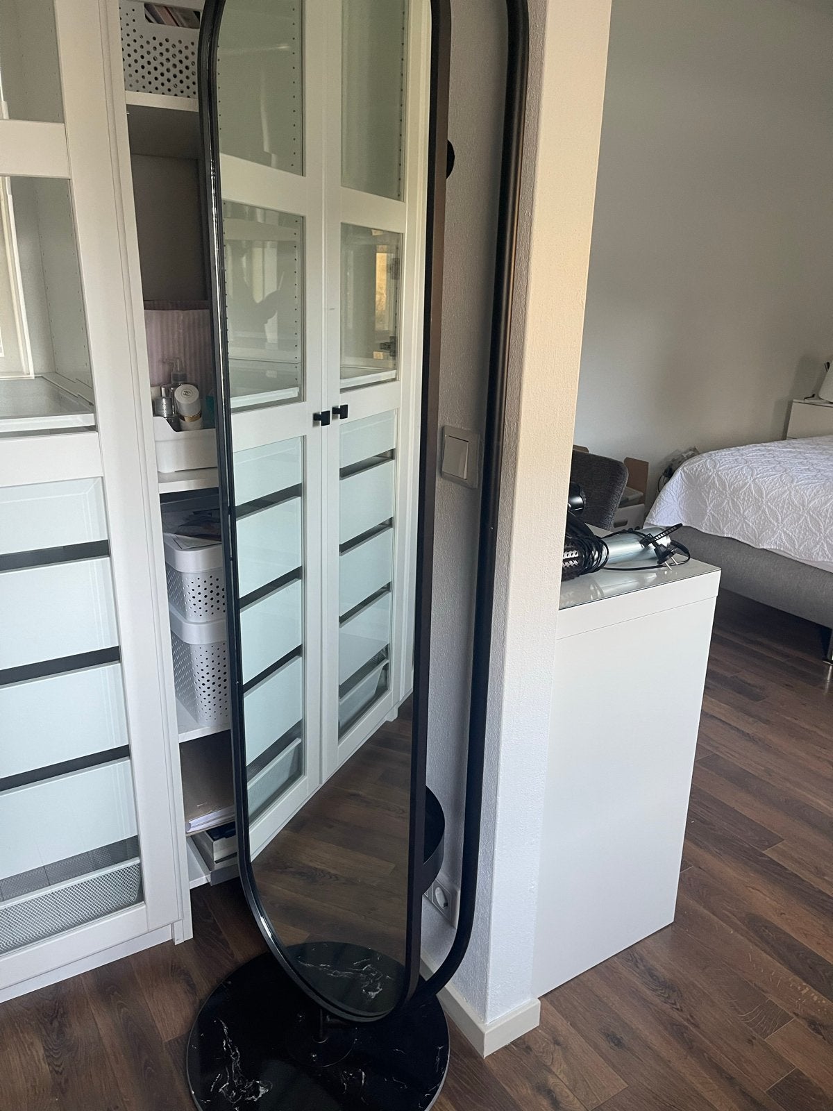 Standaard draaibare spiegel met kapstokfunctie, Minder dan 50 cm, Gebruikt, Ophalen of Verzenden, 150 tot 200 cm