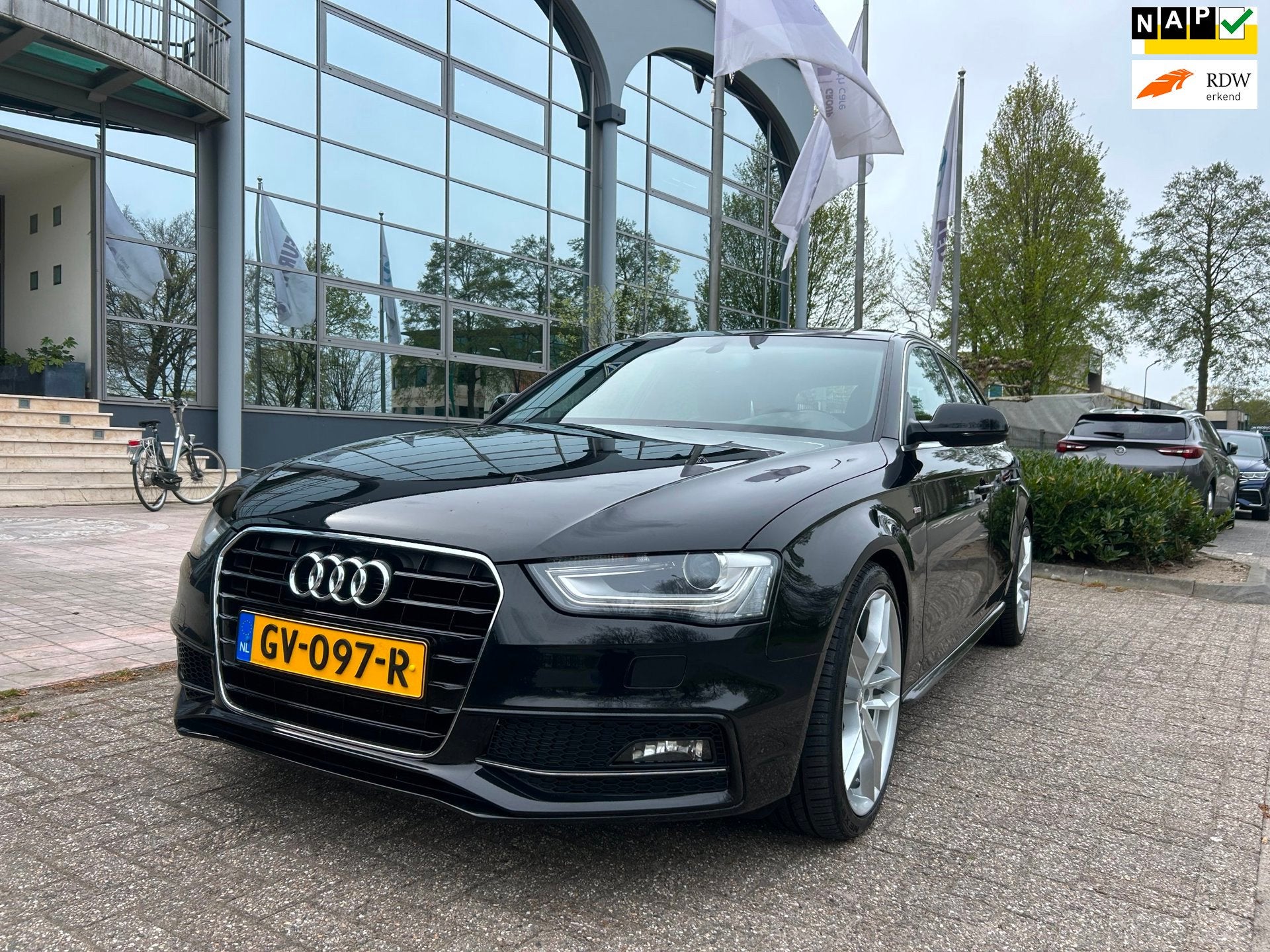Audi A4 Avant 2.0 TDI S Line aut ,panod,19 inch,half leder,1, Auto's, Dealer onderhouden, Gebruikt, 4 cilinders, 150 pk