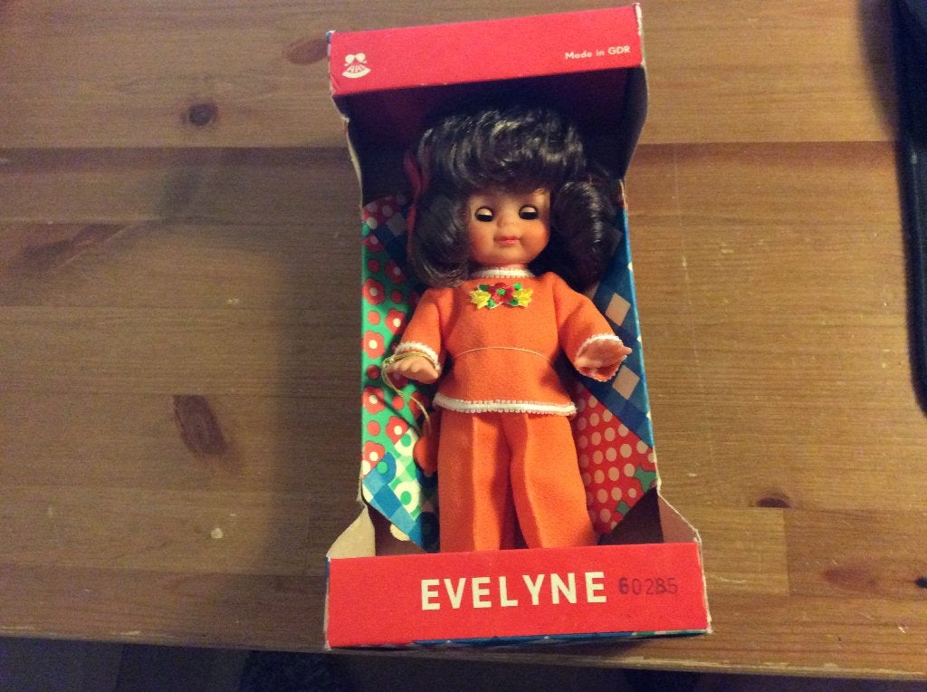 Vintage ARI pop Evelyne in oranje broekpak. slaapogen., Ophalen of Verzenden, Nieuw, Pop