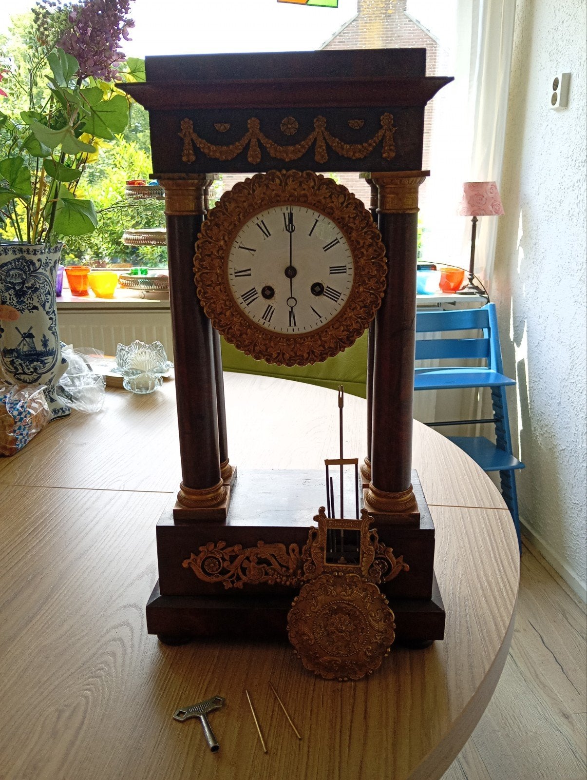 Antieke kolompendule met bronzen ornamenten, Ophalen