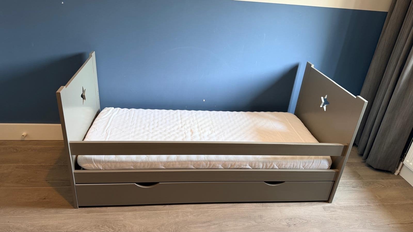 Peuterbed Petit Amelie grijs met lade 150x70, Ophalen, Gebruikt, 70 tot 85 cm, 140 tot 160 cm