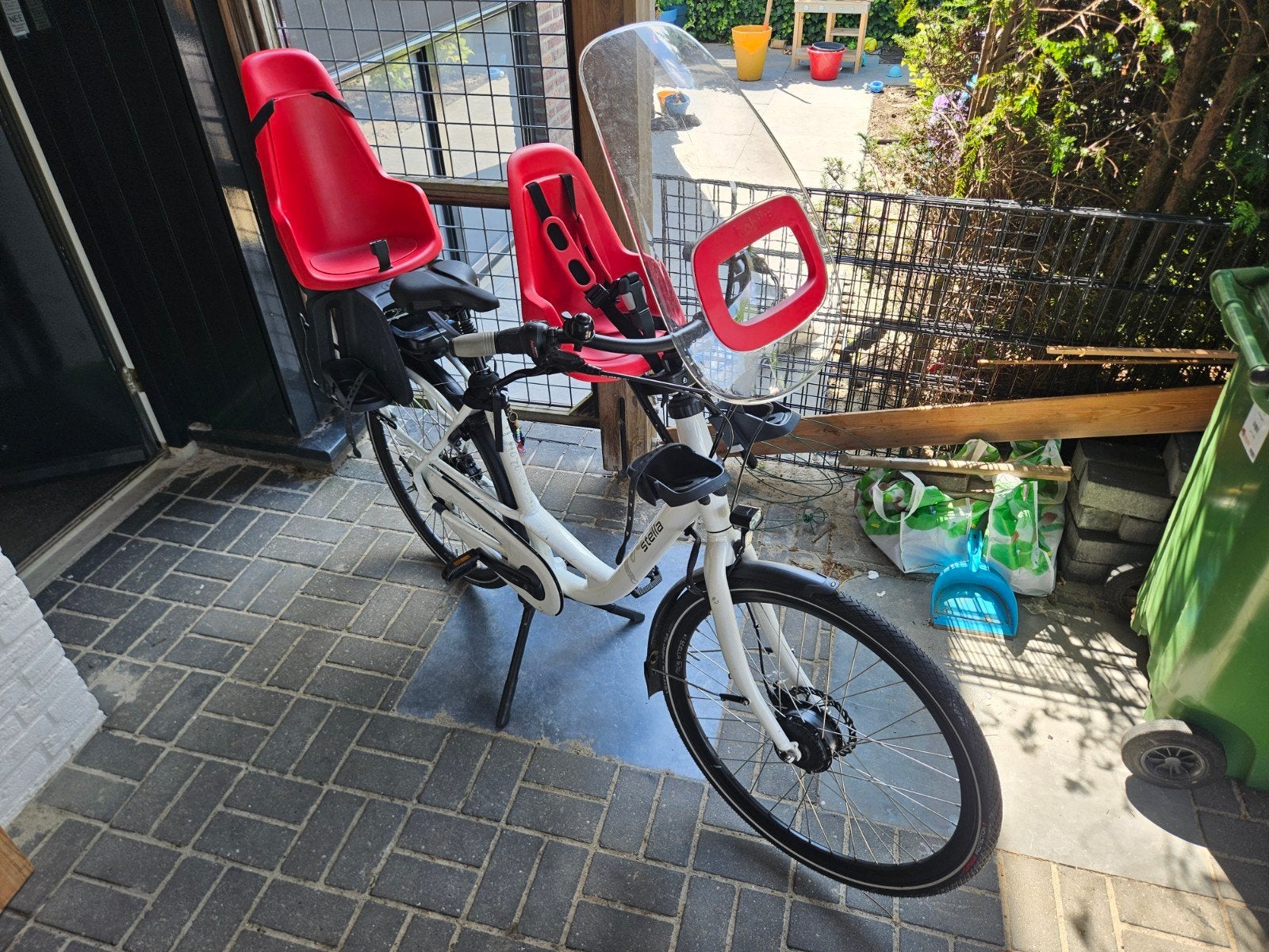 Bobike Voorzitje met Windscherm - Rood, Ophalen, Voetsteuntjes, Bobike voorzitje, Voorzitje