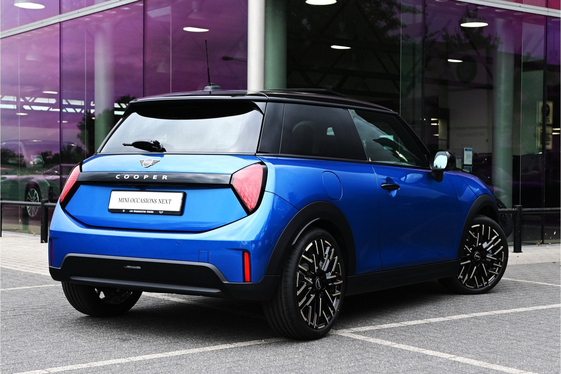 MINI Hatchback Cooper C Automaat / Favoured / Pakket M / 18, Auto's, Mini, Dealer onderhouden, Gebruikt, 156 pk, Met garantie (alle)