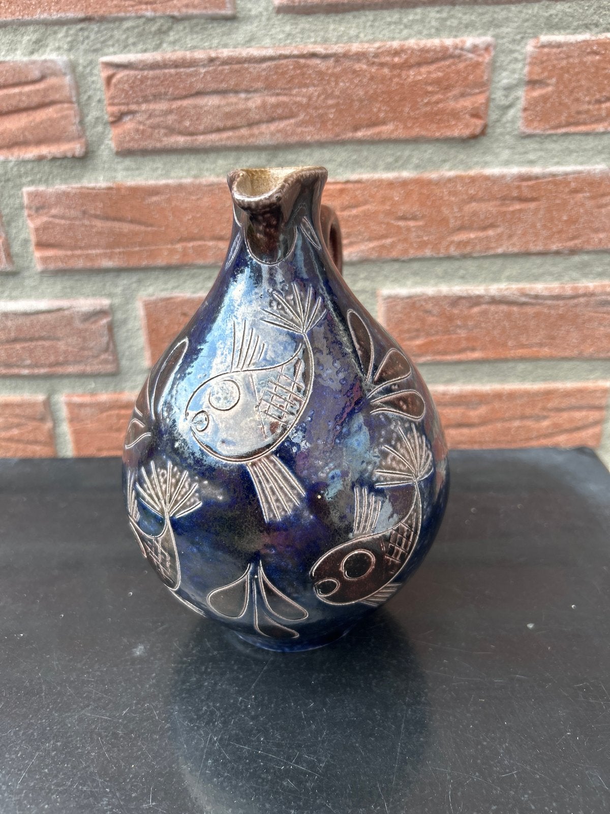 Unieke handgemaakte keramische kan met vissenmotief, Antiek en Kunst, Ophalen of Verzenden