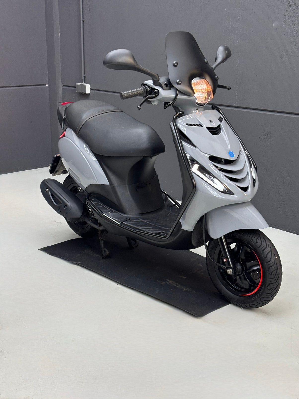 Piaggio zip 2019 | Nardo Grey | Brom, Fietsen en Brommers, Scooters | Piaggio, Ophalen of Verzenden, Zo goed als nieuw, Benzine
