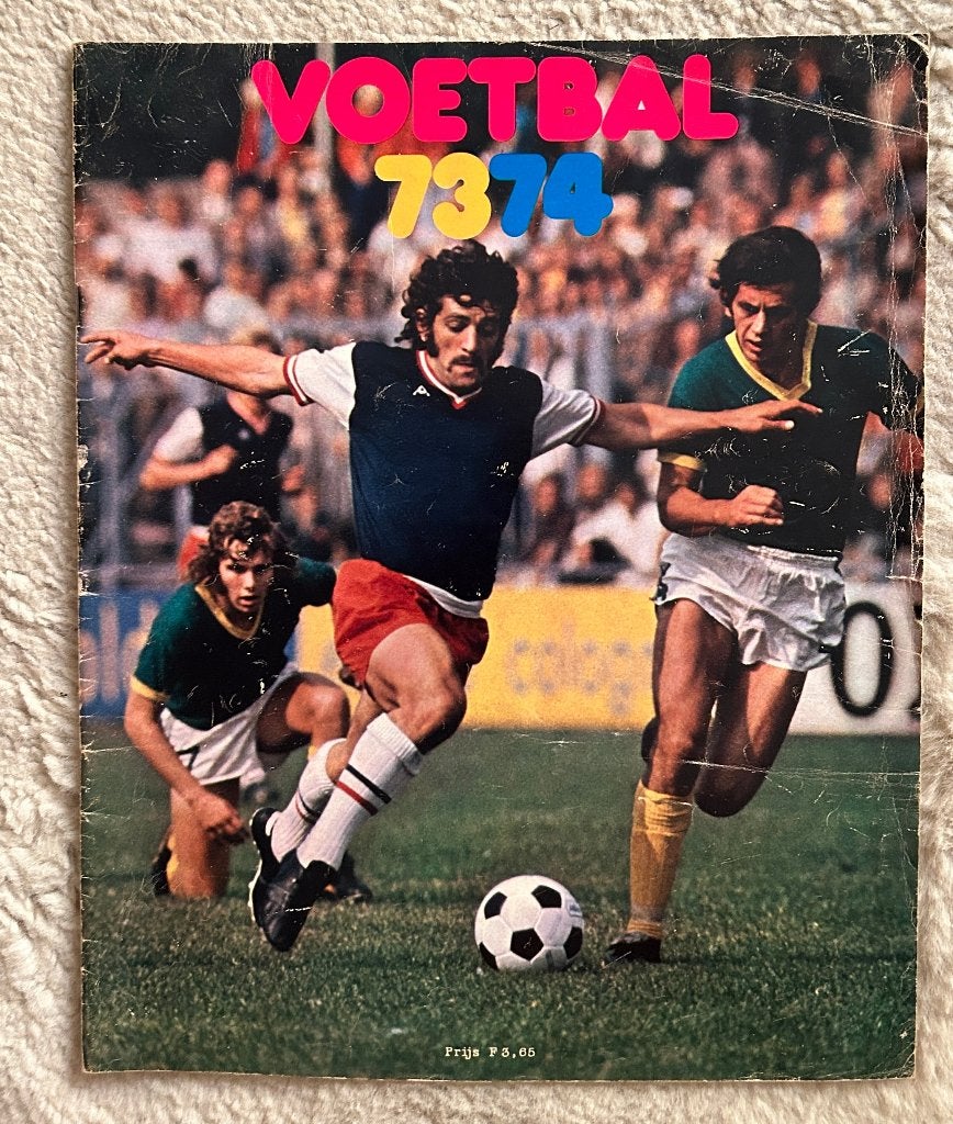 Revu Voetbal 73 74 (1974), Verzamelen, Ophalen of Verzenden, Gebruikt, Overige binnenlandse clubs, Boek of Tijdschrift