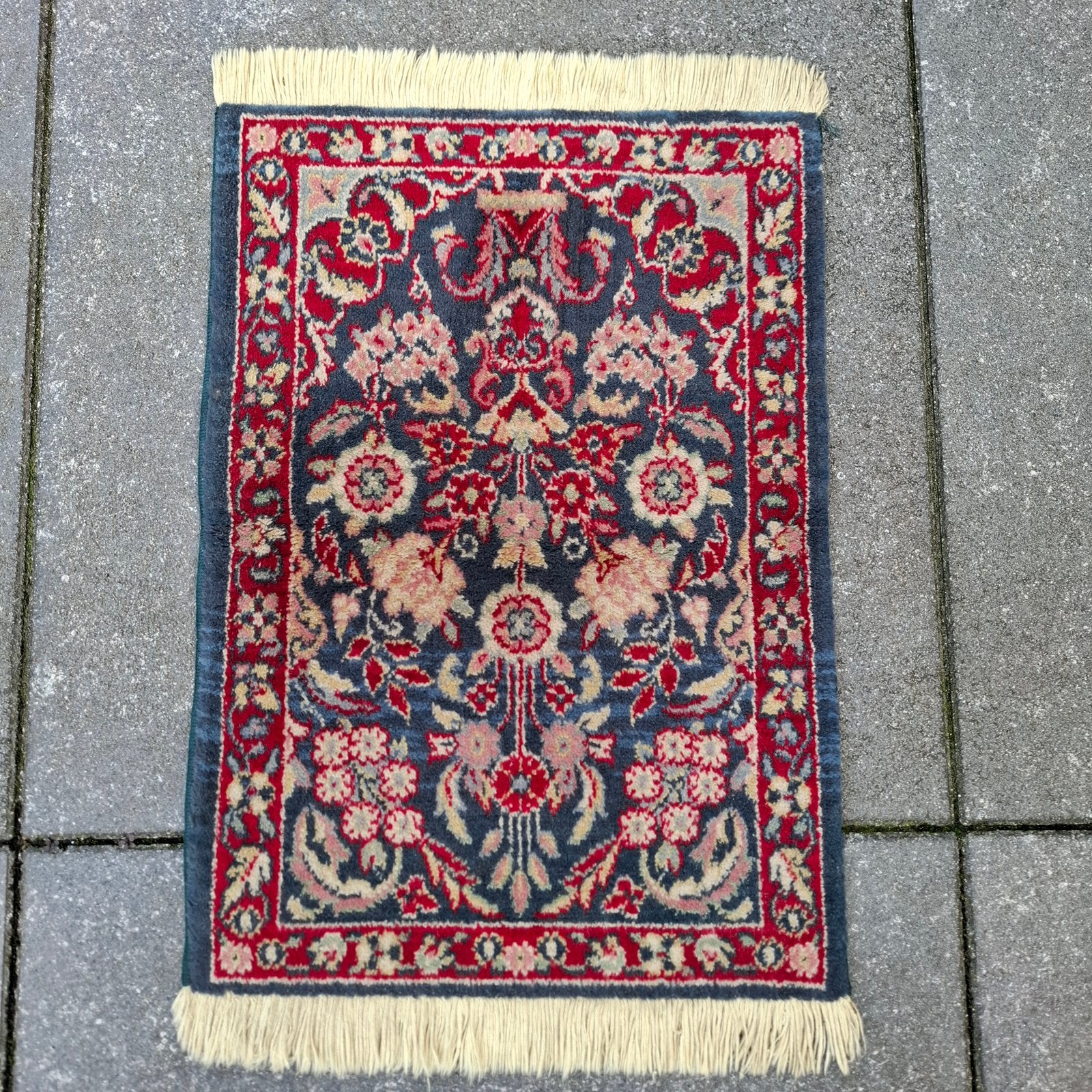 Vintage handgeknoopt Oosters tapijtje/roze/bloemen medaillon, Minder dan 50 cm, Gebruikt, 50 tot 100 cm, Vintage