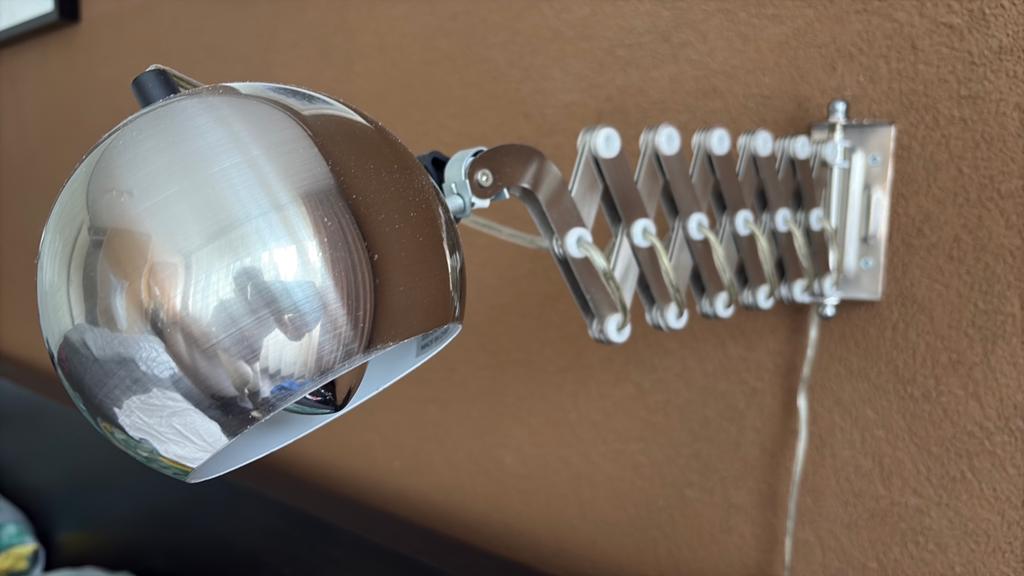 Uitschuifbare wandlamp met chromen kap, Huis en Inrichting, Lampen | Wandlampen, Ophalen of Verzenden, Gebruikt, Metaal