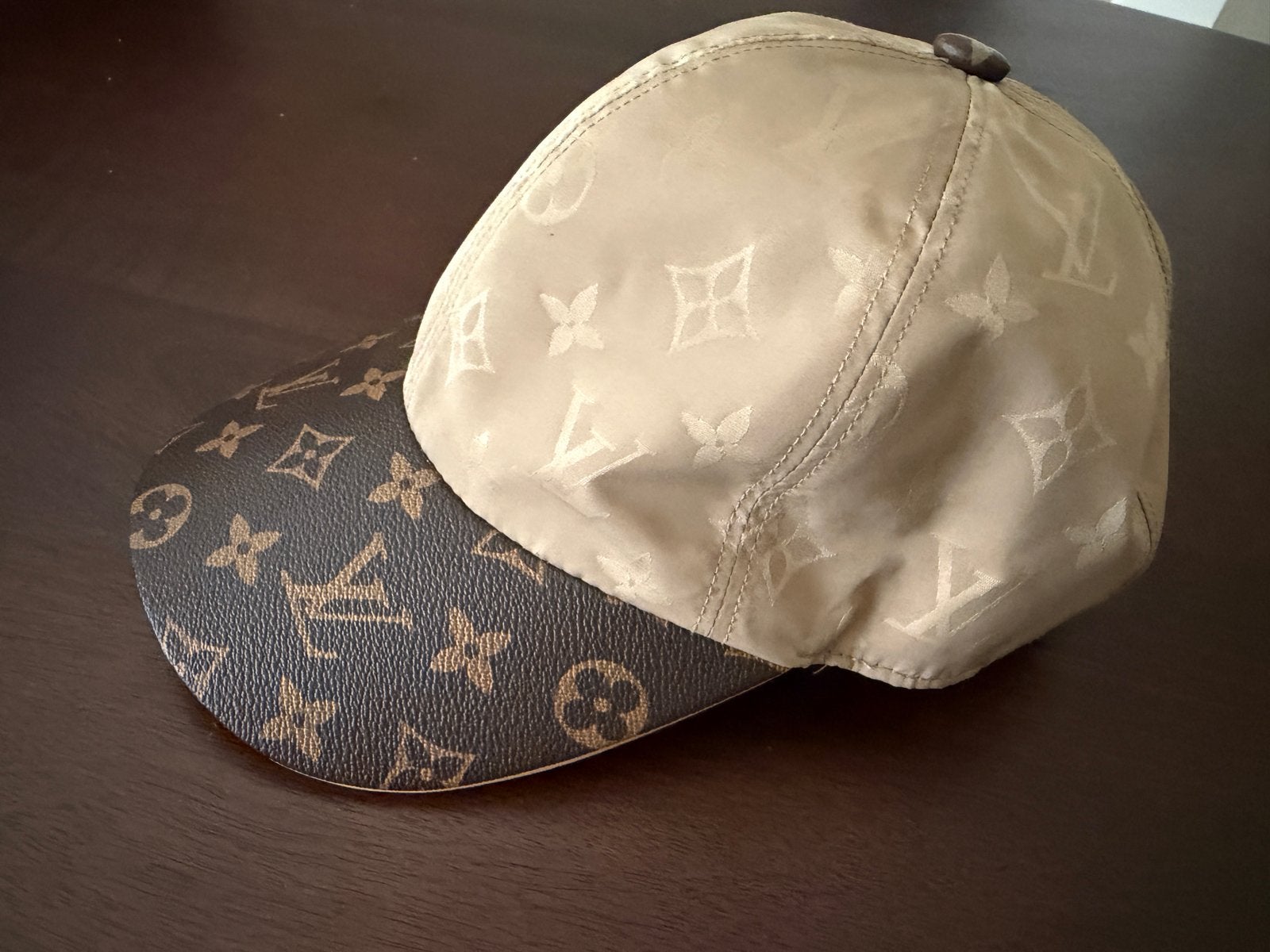 Louis Vuitton Pet Maat M - Beige met Monogram Klep, Kleding | Dames, Ophalen of Verzenden, Gedragen, Pet