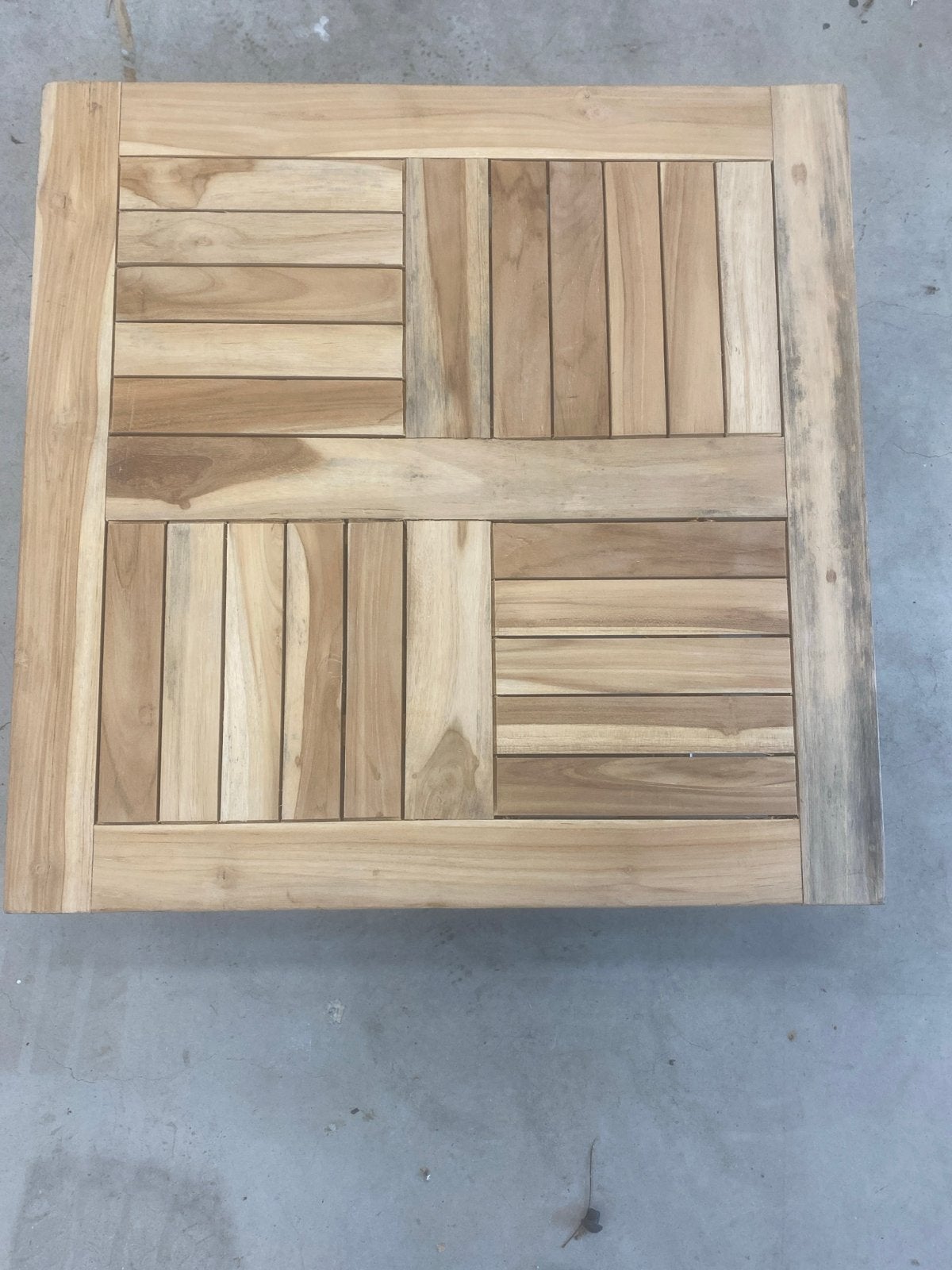 Teakhouten salontafel op wielen 70 x 70 cm.Hoogte 16 cm., Huis en Inrichting, Ophalen, 50 tot 100 cm, Nieuw, 50 tot 100 cm