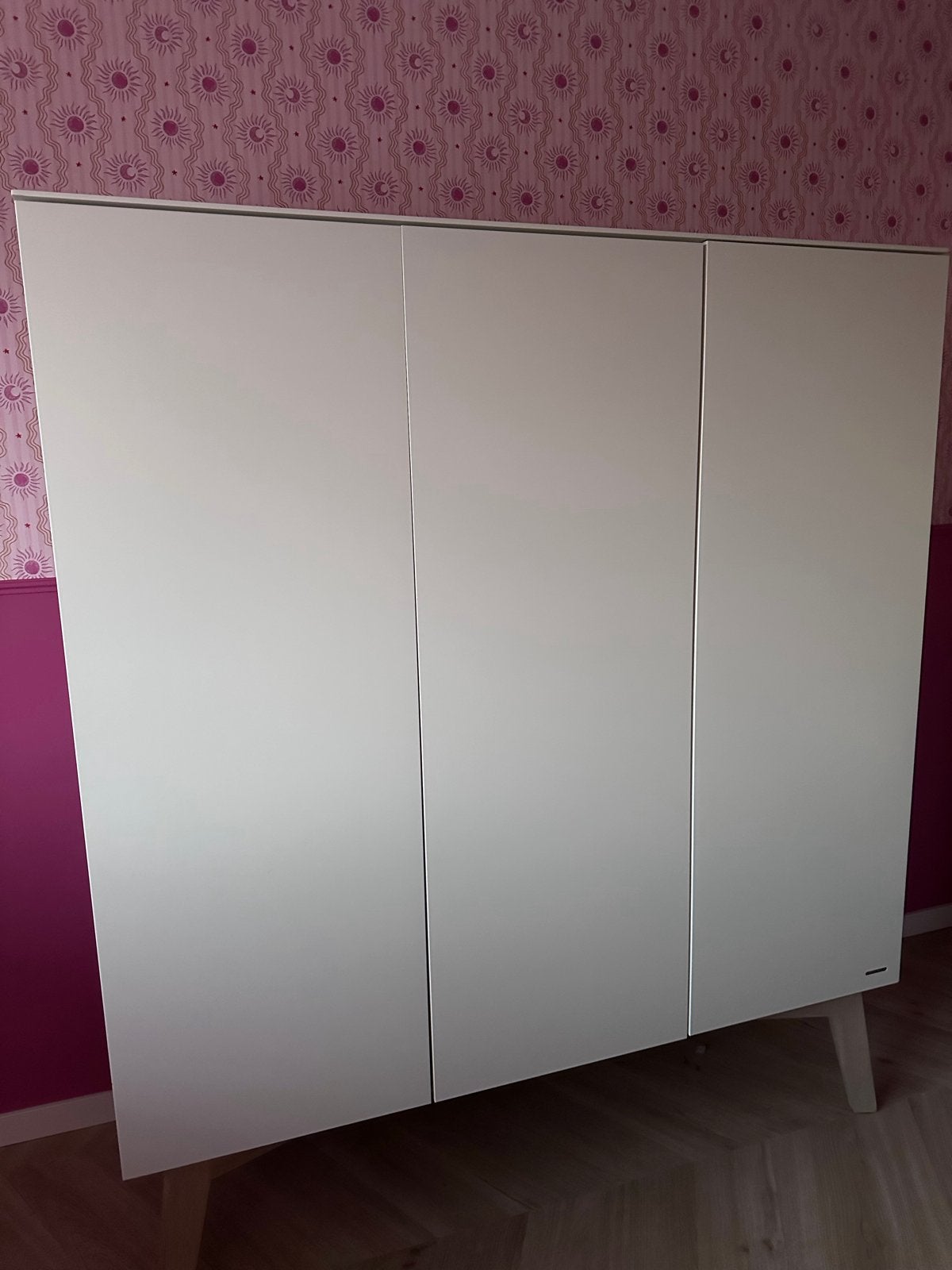 MOET NU WEG! Kidsmill Sixties Kledingkast 3-deurs, Kinderen en Baby's, Kinderkamer | Commodes en Kasten, Ophalen, Kast, 50 tot 70 cm