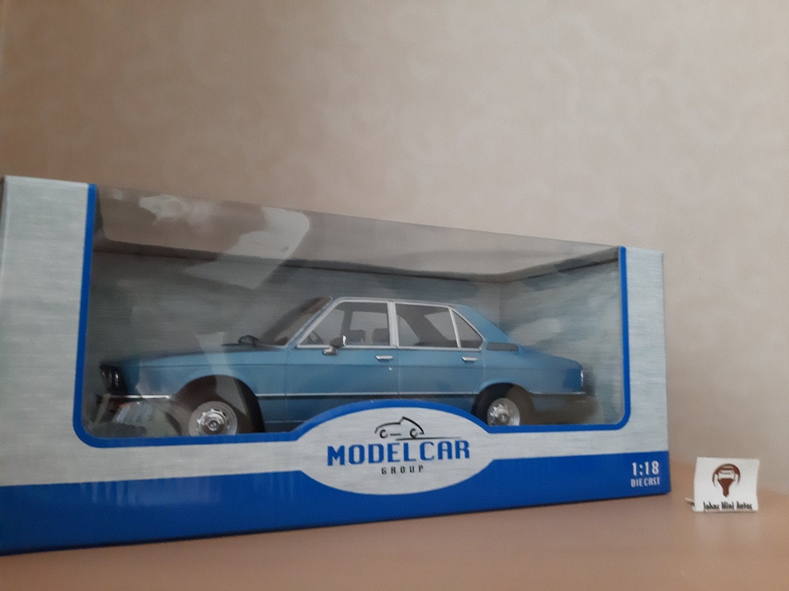BMW 5-serie (E12) 1974 lichtblauw van MCG 1:18, Hobby en Vrije tijd, Overige merken, MCG, Auto, Nieuw