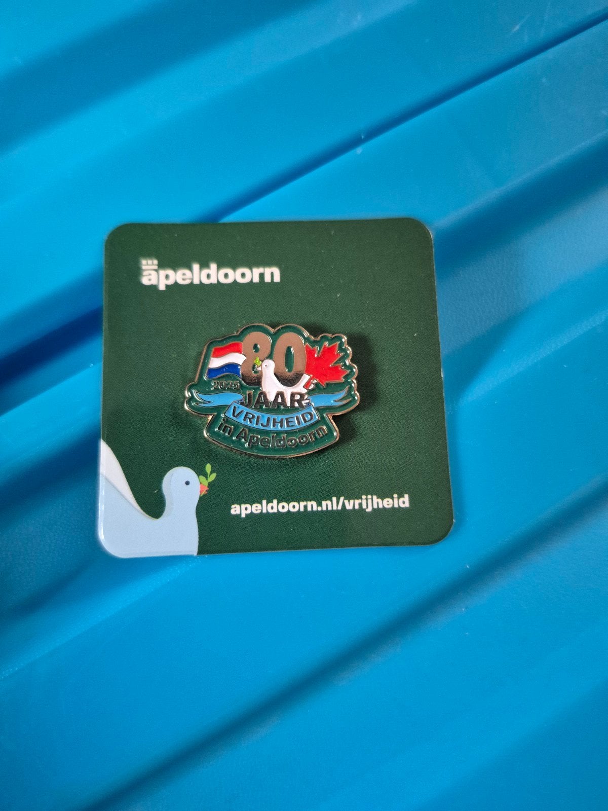 Speldje 80 Jaar Vrijheid Apeldoorn, Ophalen of Verzenden, Nieuw, Stad of Land, Speldje of Pin