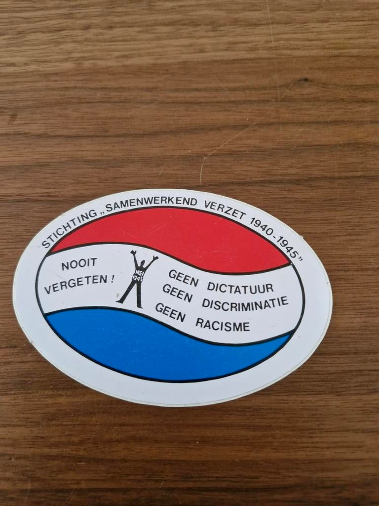 7648 Sticker Stichting Samenwerkend Verzet 1940-1945, Ophalen of Verzenden, Overige soorten, Nederland, Embleem of Badge