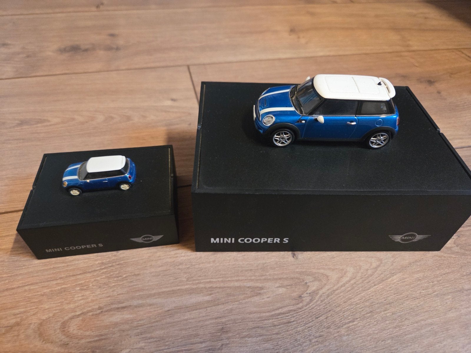 Mini Cooper S modelauto's (2 stuks), Overige merken, 1:50 of kleiner, Auto, Ophalen of Verzenden