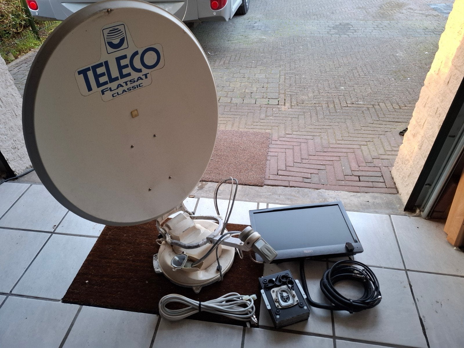 Complete set Teleco schotelantenne + TV, Caravans en Kamperen, Camper-accessoires, Ophalen, Gebruikt