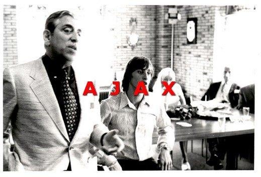 AJAX Johan Cruijff en voorzitter Van Praag, Verzenden, Zo goed als nieuw, Ajax