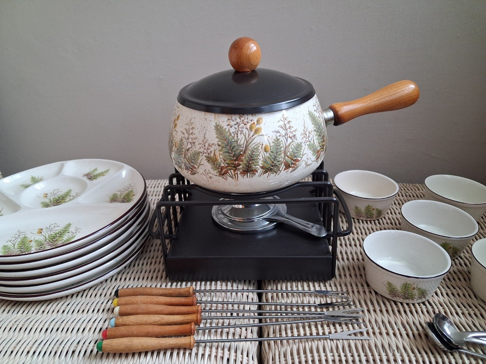 Vintage Fondue Set met Borden en Kommen - Jaren '70, Gebruikt, Keramiek, Vintage, Ophalen of Verzenden