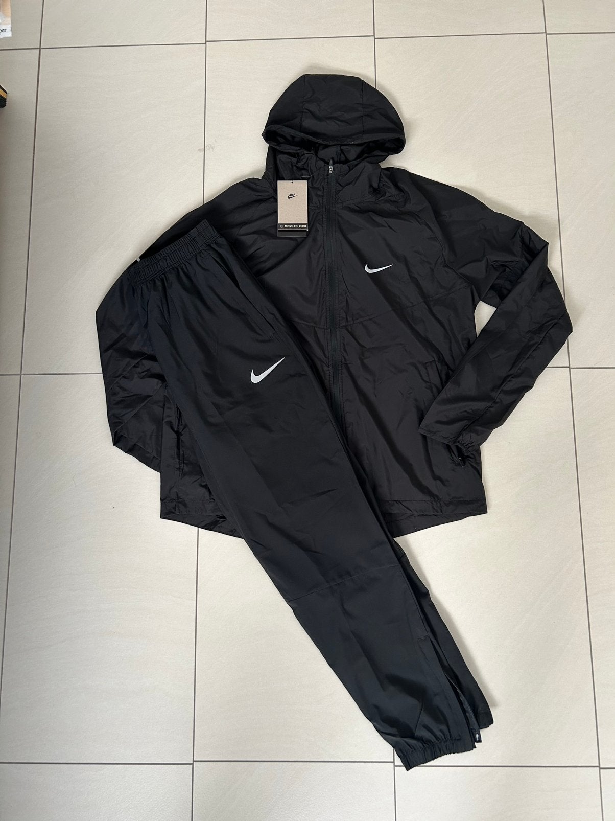 Nike Miller Tracksuit - Gloednieuw!, Maat 52/54 (L), Zwart, NIKE, Ophalen of Verzenden