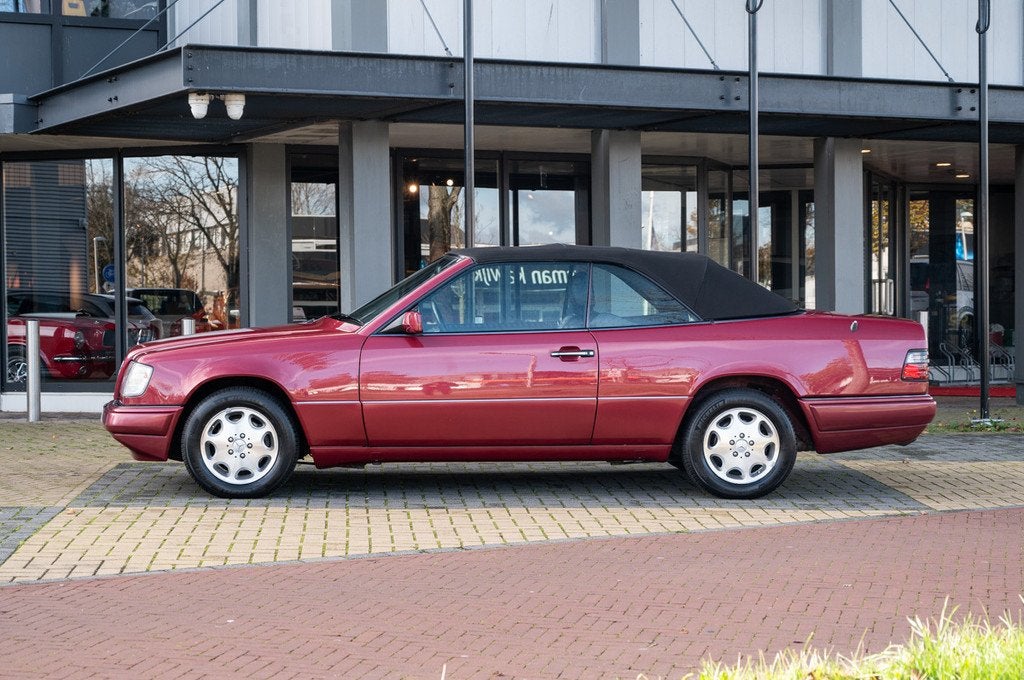 Mercedes-Benz E-Klasse 220 Cabriolet ( W124 ) (bj 1995), Auto's, Automaat, Zwart, 2199 cc, Bedrijf