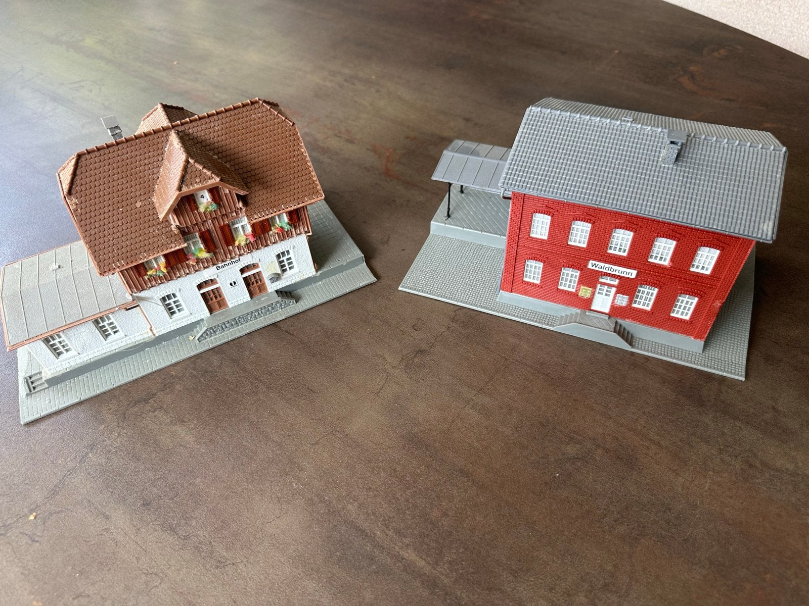2 modelspoor gebouwen: station Waldbrunn en Gasthof, Overige merken, Gebruikt, Gelijkstroom of Wisselstroom, Brug, Tunnel of Gebouw